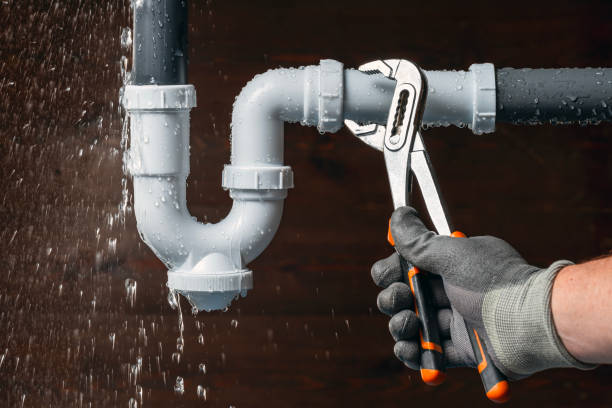 Professional Emergency Plumber technician working in Solon, IA